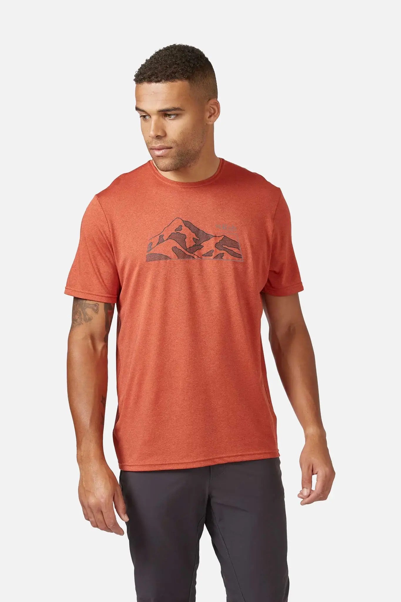 【英國 RAB】Mantle Mountain Tee 透氣短袖有機棉T恤 男款 紅土 #QBL58